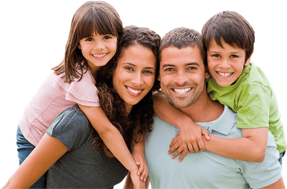 Familia de 4 personas sonriendo felices con los hijos en hombros